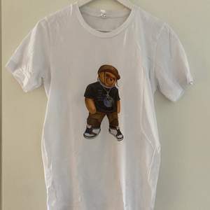 Fashion Bear tisha med björnen ”Travis Bear”. Bra skick😁😁 (smått genomskinlig)