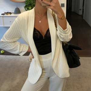 Vit kavaj - Köpte denna så fina vita kavajen på H&M för kanske två år sedan men har tyvärr inte fått mycket användning för den! Den är i storlek 38 men jag skulle säga runt XS/S ☺️