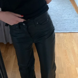 Skinnbyxa - Ett par as snygga fake skinnbyxor från H&M💥 Endast använda en gång och säljer då det inte är min stil längre. Pris 200kr+frakt och är i storlek 32. Är 164 lång