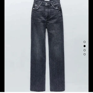 Gråa zara jeans - Super fina gråa jeans från zara som inte länge kommer till användning. Hög midja och i storlek 32 me detaljer på bakfickorna✨ Säljer för 250kr+frakt (79kr)🖤 Är 164och är långa benen för mig. Budgivning om många är intresserade 