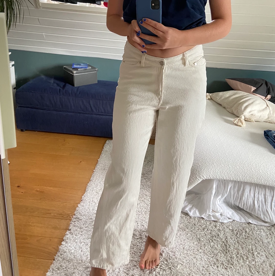 Ett var vita lågmidjade jeans