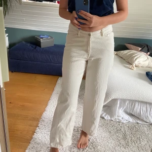 Ett var vita lågmidjade jeans - Ett par snygga begie weekday jeans aldrig använda! Beställde fel storlek! Storlek 38 300 + frakt de kostar 500kr i butik. Jensen jag säljer är helt nya‼️