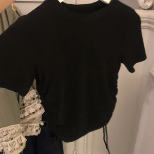 Svart topp med knytning på sidan - Säljer denna svarta topp från zara då den inte kommer till användning längre. Har knytning på sidan och inte så mycket använd. Jag säljer även en i vit!✨