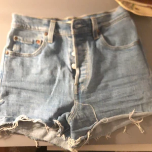 Levi’s 501 shorts - Super fina knappt använda!