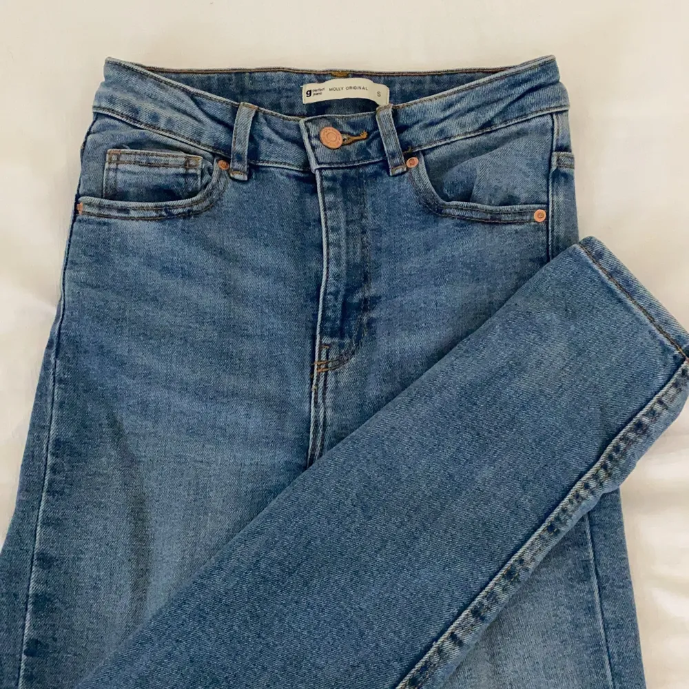 Molly original jeans från ginatricot. Fint skick. Är i storleken S men sitter som xs. Köpt för 299kr.. Jeans & Byxor.