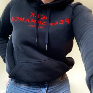 Peak Performance hoodie Dam, Stl. M - Skonsamt använd ca 3 gånger och är inprincip i nyskick! Om det inte framkommer på bilderna är tröjan marinblå med klarröd text. Tycker att tröjan sitter mer som en S. 