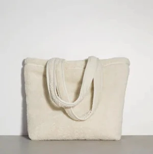 Zara väska - Maxi shopper av frotté från Zara! Helt oanvänd med lappar kvar. Skriv gärna i chatten vid frågor 