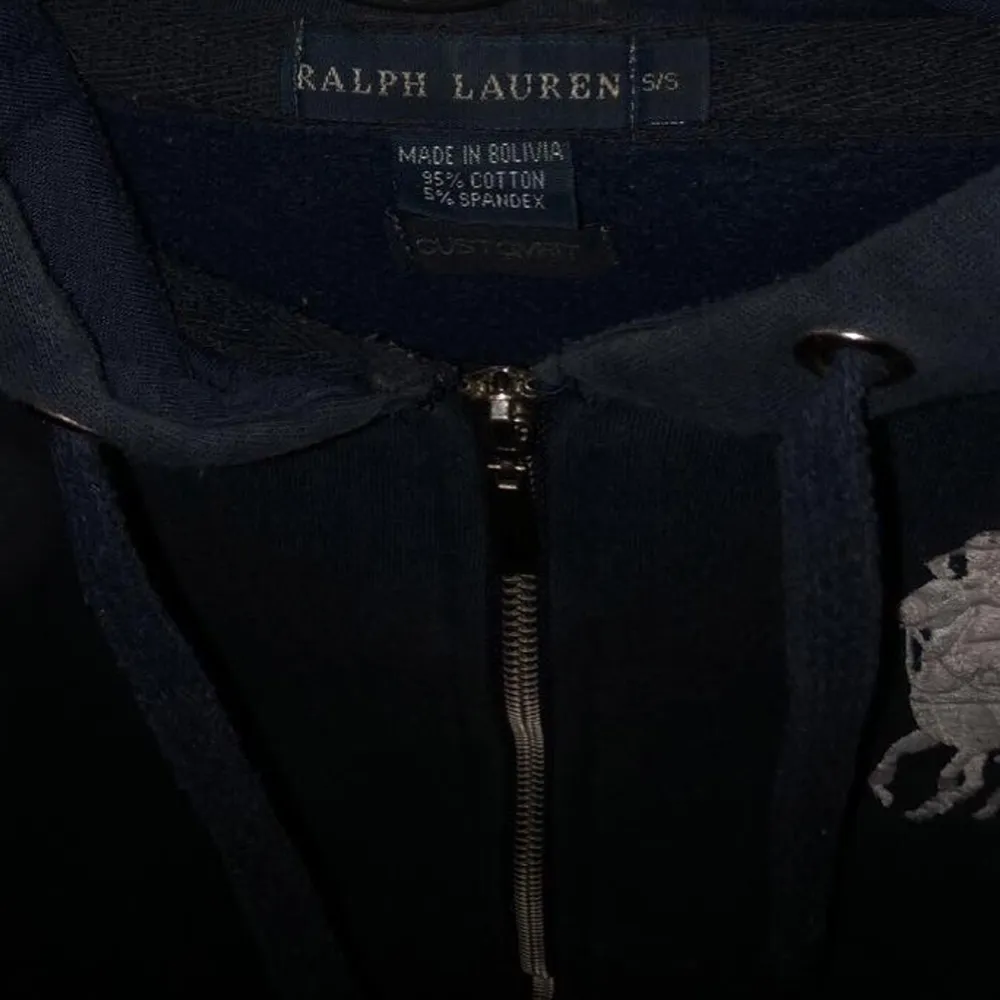 Mörkblå Ralph lauren tröja, säljer då den blivit för liten på mig. Köparen står för frakten💞📦. Tröjor & Koftor.