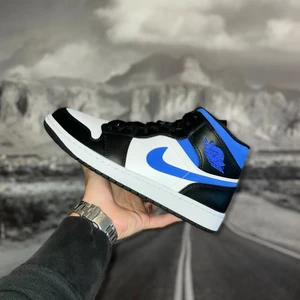 Jordan mids ~ racer blue - Försöker igen då förra köparen inte svarat                        Jordan 1 mids gs ~ racer blue                                                                         Strl. 40eu                                                                               Pris 1300kr.                                                                        Skickas dubbelboxat!                                                                           Spårbar frakt 99kr, försäkrad spårbar frakt 184kr.💞💞         