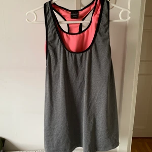 träningslinne i strl 40/42 - Träningslinne i superbra skick och som aldrig använts. Den har en rosa inbyggd sport-bh. Jag står inte för frakt eller postens slarv🥰