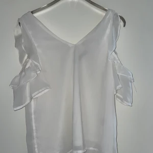 Vit blus - Offshoulder