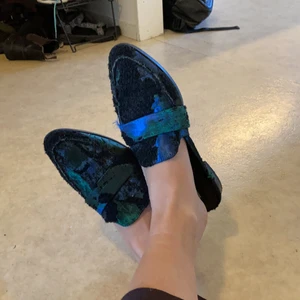 Slip in loafers från & other stories  - Ett par fina loafers i storlek 39 från stories. Så fin färg och mönster men har inte kommit till användning för mig tyvärr! Fraktar eller möts upp i Umeå. Skriv för frågor 🌳