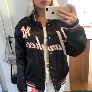 Varsity jacka🥰 - Säljer min skit snygga varsity jacka sommtyvärr inte kommer till så mke användning längre:(💞 Köpte den på humana förra hösten. Den har inga defekter å ser inprincip ny ut. Passar xs-m den är större än vad den ser ut på bilden💞 budgivning ifall föer vill köpa:) eller köp driekt för 500kr❤️