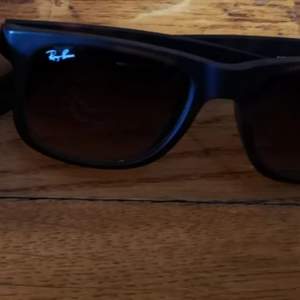 A classic pair of Ray-Ban sunglasses, worn a few times. Without damages, and with Ray-Ban logo preserved. 
