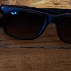 Ray-ban sunglasses, 2016 - A classic pair of Ray-Ban sunglasses, worn a few times. Without damages, and with Ray-Ban logo preserved. 