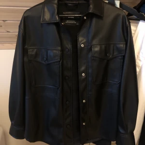 Skinn skjortjacka  - Dags o sälja denna skitsnygga skinn skjortjackan från bershka🥺🥺 stl xs/s men lite oversize. Helt slut, finns ej på hemsidan. Perfekt nu när hösten kommit!!