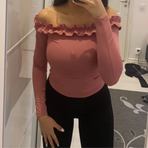 Topp med volanger  - Från Gina tricot. I väldigt väldigt bra skick. Inga fel på den. Säljer då den har blivit liten på mig. 