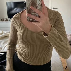 Beige topp - Beige/brun topp från Gina Tricot, aldrig använd 😍 Superfin basic topp som säljes då den inte kommer till användning 🤎 Perfekt inför hösten! Färgen är mest tydlig på bild 3 😚 Frakt tillkommer (50kr).