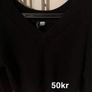 Säljer en superfin svart stickad tröja som har en liten urringning, säljer för att den inte passar längre! 😊