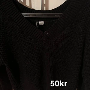Stickad tröja  - Säljer en superfin svart stickad tröja som har en liten urringning, säljer för att den inte passar längre! 😊