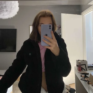 Jättefin teddyjacka  - Jättefin Teddyjacka! Stl xs. Dock har lappen i jackan lossnat som man ser på sista bilden.