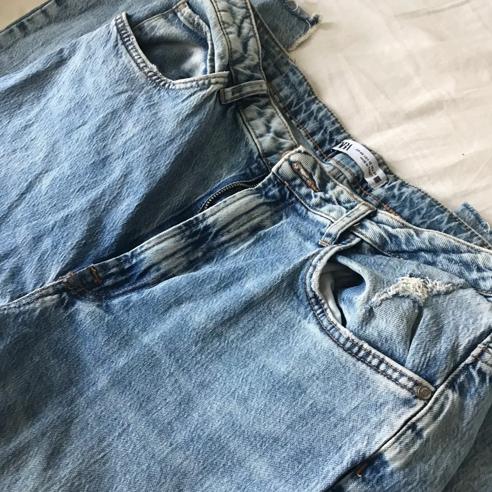 Snygga jeans från Zara i storlek 44. De har slitningar och slits vid benen. Säljer då de är lite för stora för mig. skickar gärna fler bilder om så önskas! Köparen står för frakt❤️. Jeans & Byxor.