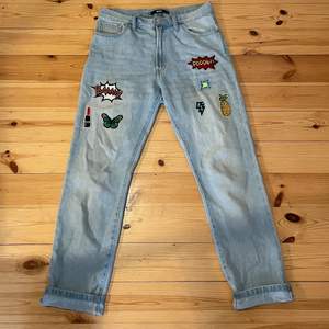 Jeans med patches ⚡️💥🌈 är i storlek M men skulle säga att de är S