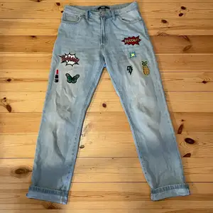 Jeans med patches ⚡️💥🌈 är i storlek M men skulle säga att de är S