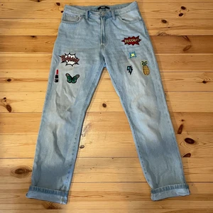 Jeans med patches - Jeans med patches ⚡️💥🌈 är i storlek M men skulle säga att de är S