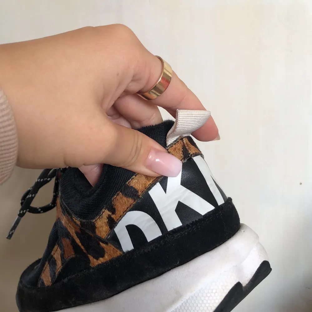 Snygga Donna Karan (DKNY) sneakers med leopard detalj på sidan är nu till salu stl 38.5. Använda vid fåtal tillfällen och i bra skick. OBS‼️ Köparen står för frakten, som ej är inkluderat i priset😊. Skor.