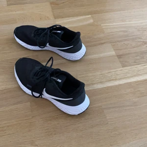 Nike skor - Säljer mina träningsskor från Nike, jättesköna men använder inte. Dom är använda sparsamt.