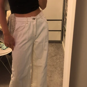 Reclaimed Vintage jeans W26 - Aldrig använt för att dem är lite för stora för mig men dem är supersnygga