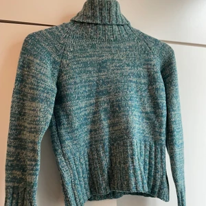 Blå stickad tröja - Blå stickad tröja i gott skick från Filippa K men köpt på Plick. Ribbade detaljer som gör passformen mer figruanpassad. Polokrage. 