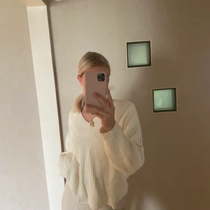 Stickad tröja  - Jätte fin stickad tröja från h&m!! Säljer eftersom att de inte kommer till användning. En liten fläck på ena armen, se bild 3. Storlek XS men stor i storleken. Pris 50kr + frakt!! 