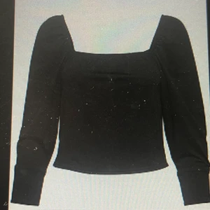 Ivyrevel topp strl xs - Snygg svart topp från ivyreavel i strl xs.Den har lite kortare armar. 150 kr inkl frakt 