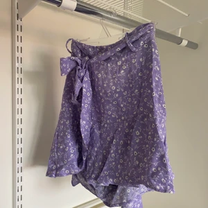 Zara kjol - En lila zara kjol med innerbyxa, inget som syns dock! Använd typ Max 4 ggr!