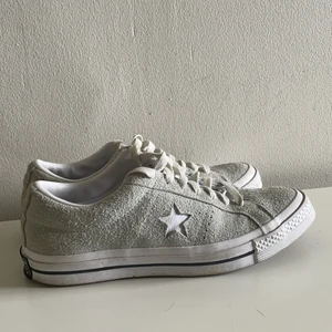 Converse one star mocka - Jättesköna och snygga one stars. Säljer för att jag behöver pengar😩 Väldigt sparsamt använda, inga defekter. cond:9/10 