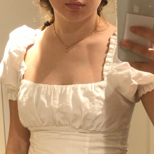 Vacker blus  - Säljer min väldigt attraktiva blus som kommer ifrån hm men som är köpt här på Plick😍😍 så vacker men har aldrig använt den, vid frågor kom privat👌👌 jag bjuder på frakten🌸🌸