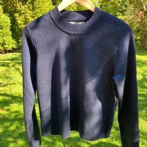 Carin Wester tröja, stl M - Blåglittrig tröja från Carin Wester, stl M. Helt ny med prislapp kvar. Nypris 399 kr, säljes för 200 kr.