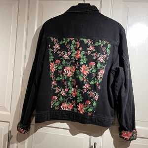 Svart jeansjacka med tryck  - Svart jeansjacka med tryck på rygg och ärm. Använd fåtal gånger