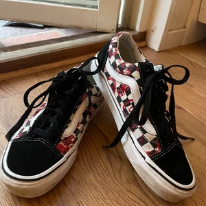 Vans size 39 - Ett par med rutiga vans med röd text. Bra skit, lite smutsiga men inget skadat. Hör gärna av dig om du har några frågor.<3