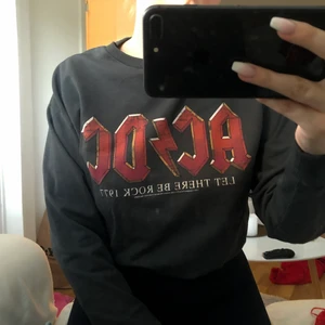 ACDC LÅNGÄRMAD - en långärmad tröja med acdc tryck i storlek 36 ❤️