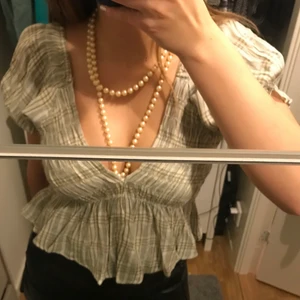 Söt topp - Super söt topp som aldrig kommit till användning. Köpt på Urban outfitters för 550kr. Den är grön och vit och sitter super bra och snyggt på!