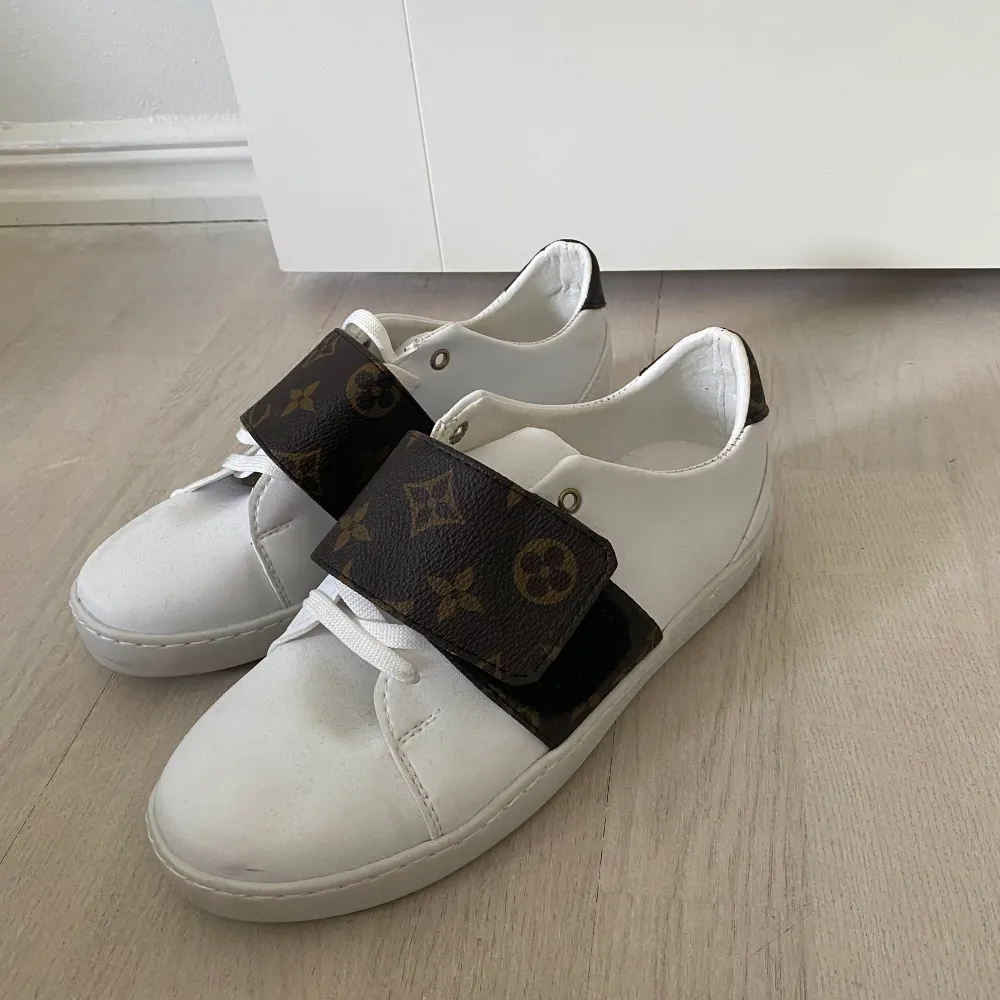 Söljer Louis Vuitton skor som är helt oandvända. Storlek 37, de är super snygga. Har ingen dustbag, påse mm till dessa skor. Därav priset! AA-kopia är det! Finns ingen skilllnad på dessa & äkta skorna, man ser ingen skillnad alls! . Skor.
