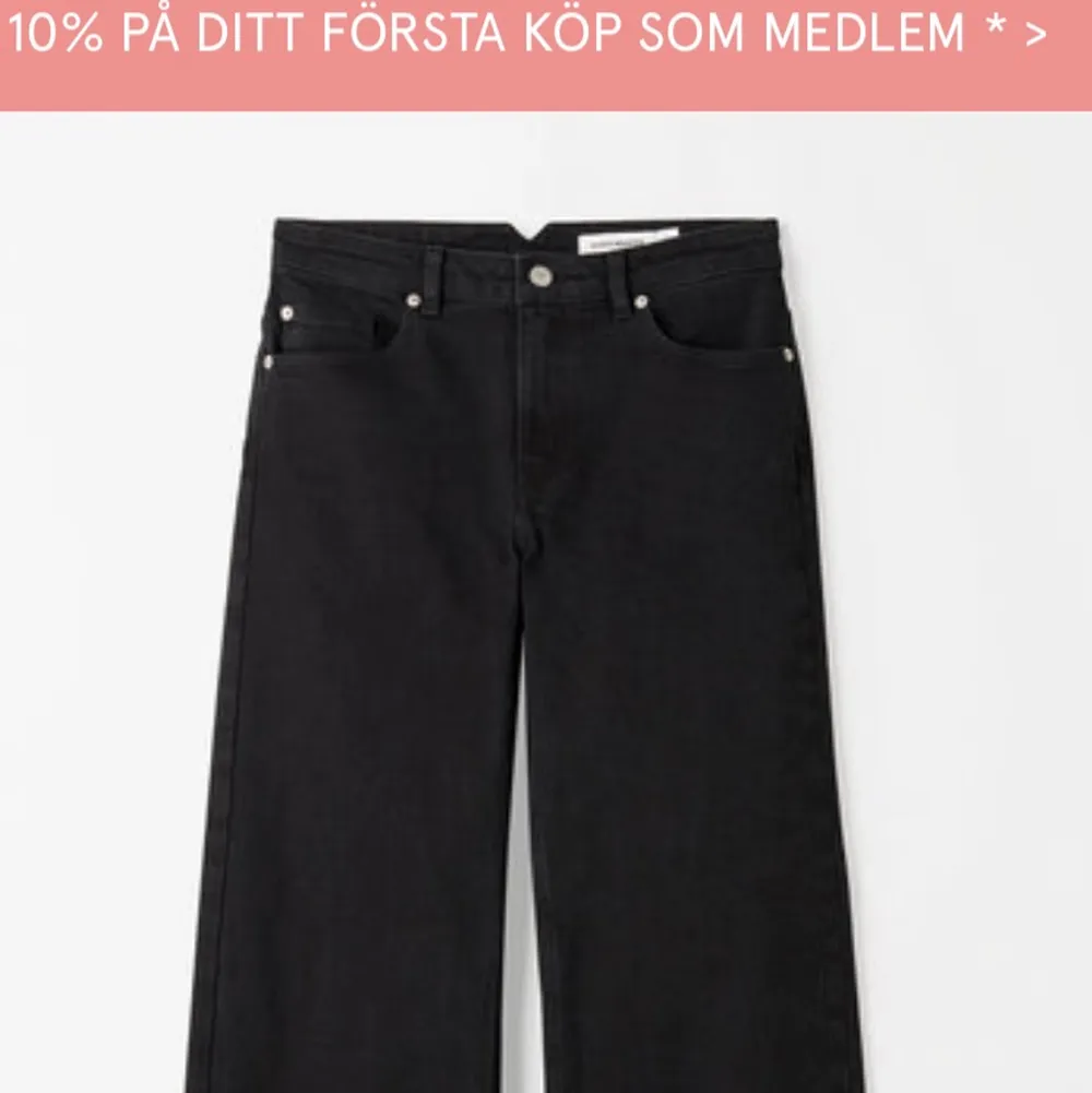 Fina jeans som säljs pga för små. Köpta för 599kr i Åhléns. (Carin Wester). Använda Max 2 gånger, alltså nyskick. Lite urtvättade i färgen. Frakt tillkommer runt 60kr. De passar perfekt i längden för mig som är runt 168. . Jeans & Byxor.