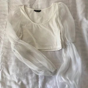 Helt ny vit croppad topp - Helt ny vit croppad topp i ett jättemjukt material och med mesh på ärmarna. Storlek 38/M men passar även S. Endast testad! 😇