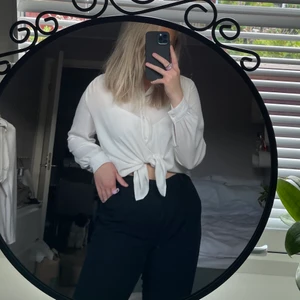 Vit skjorta  - Vit lite lättare skjorta från H&M, man kan ha den på massa sett och matcha ihop outfits! 