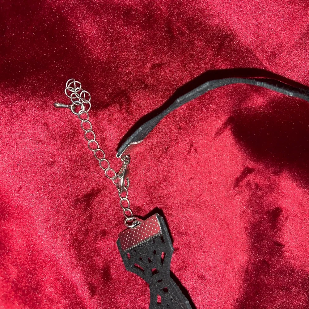 Svart choker halsband från H&M. OBS! Finns lite smink märken på den. Accessoarer.