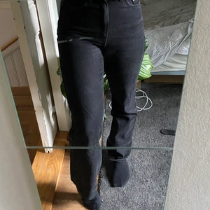 Raka jeans - Mina favvo från Weekday som tyvärr blivit för små :(( sitter så fint då de är raka i benen men kramar höft och rumpa🥵fint skick, nypris 500kr!