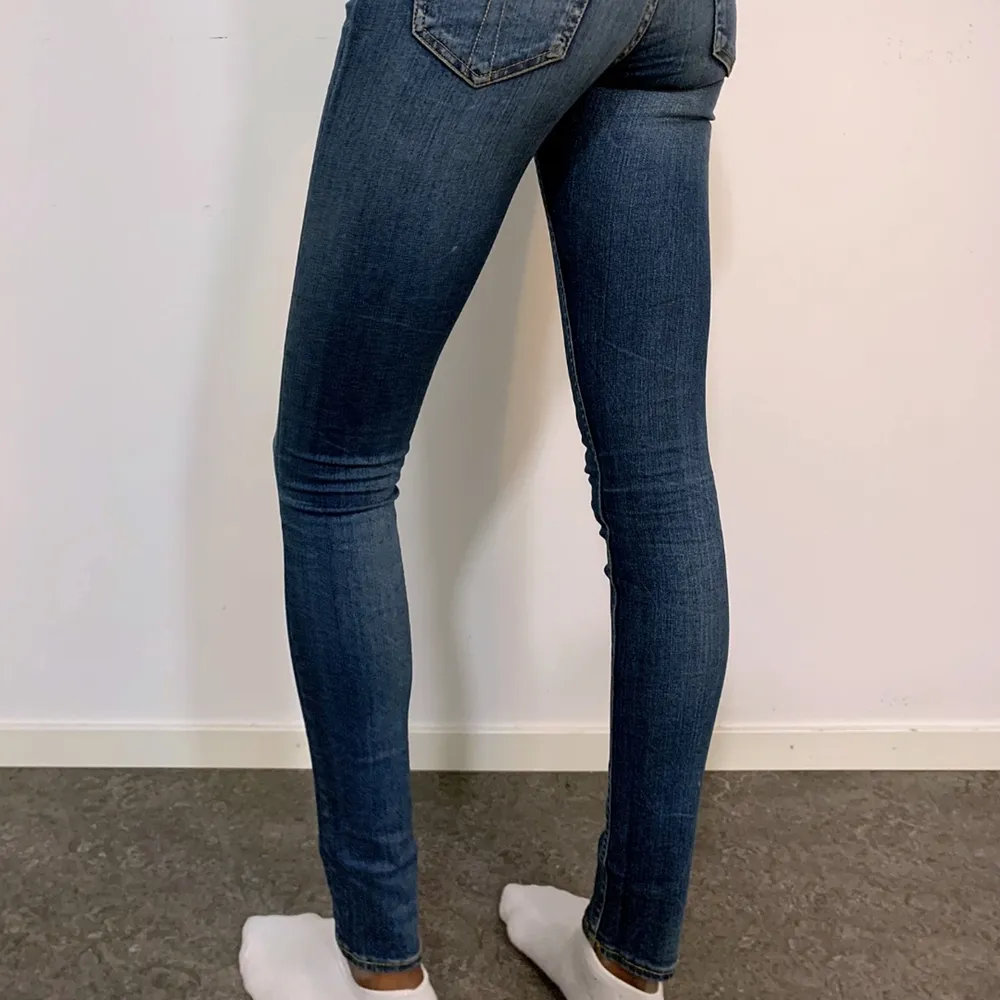Blå jeans, skinny model från Tiger of sweden. Midwaist, otroligt sköna med lagom stretch! . Jeans & Byxor.